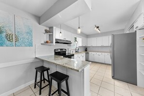 冷蔵庫、電子レンジ、オーブン、コンロ