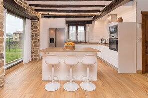 Fridge, microwave, oven, stovetop - To complete (Vernejo)