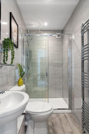 Bathroom - Beach breeze, Sea view, Central location (Devon)