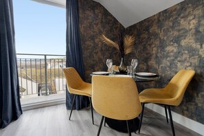 Dining - Beach breeze, Sea view, Central location (Devon)