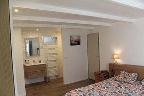 4 bedrooms, iron/ironing board, WiFi