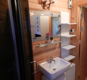 Shower, toilet paper - Cozy vacation home for up to 6 people in a waterfront location (Priborn)