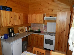 Kühlschrank, Mikrowelle, Herdplatte, Wasserkocher mit Kaffee-/Teezubehör