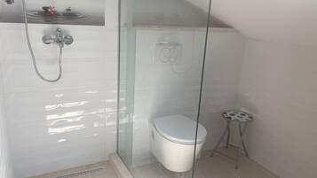 Apartment (Apartment Villa Sunshine - One Bedroo) | Bilik Mandi | Pancuran mandi, tuala disediakan