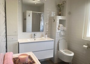 Departamento (Apartment Villa Sunshine - Two Bedroo) | Baño | Regadera y toallas 