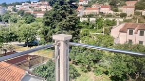 Zona residencial con casas, árboles y cielo despejado.