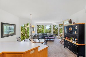 コンフォート コンドミニアム バルコニー マウンテンビュー | リビング エリア | 40 インチの薄型テレビ (デジタル放送視聴可)、暖炉