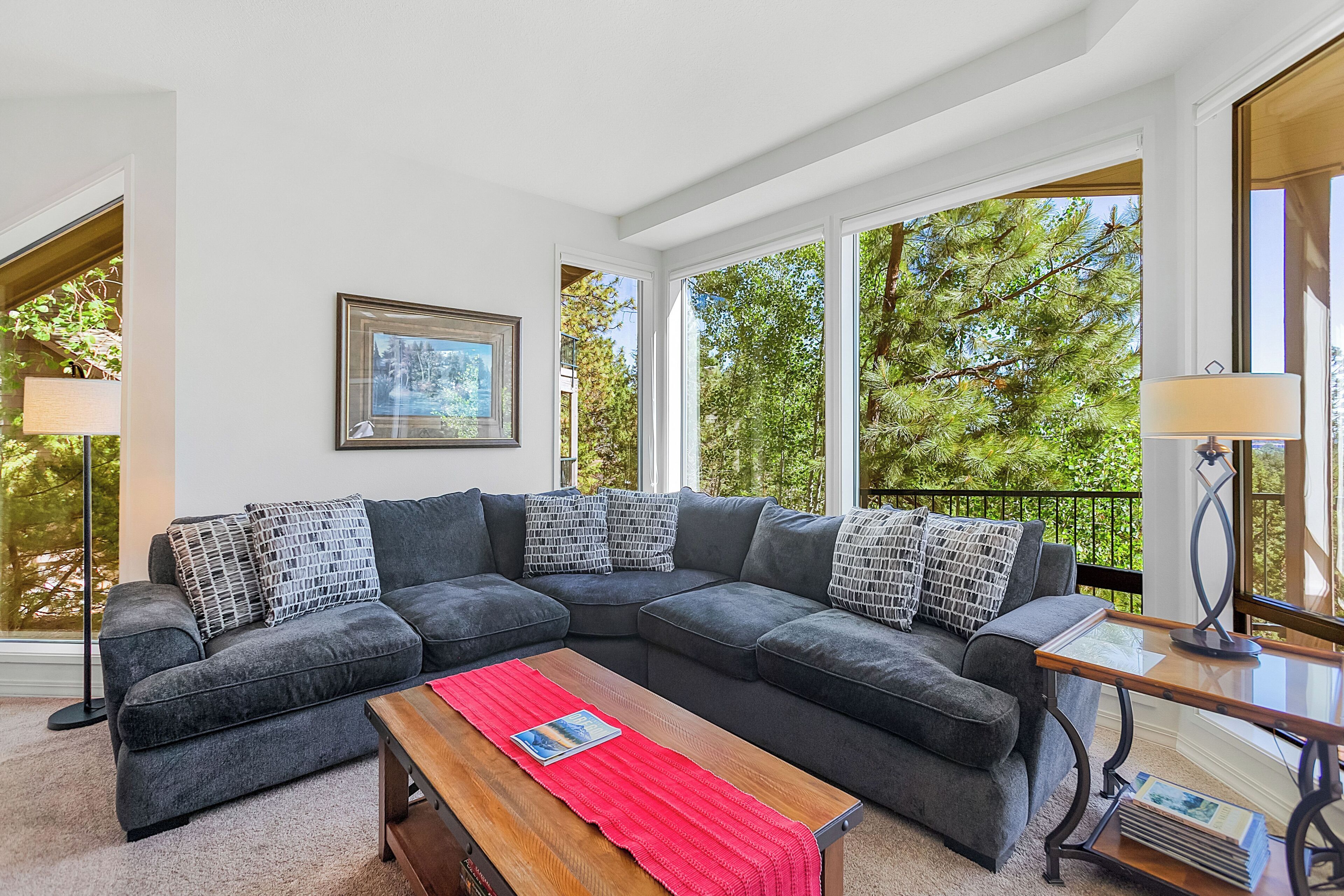 Comfort Condo, Balcony, Mountain View | Ruang tamu | 40 inci televisyen skrin rata dengan digital, pendiangan 