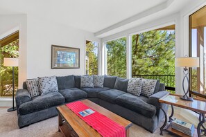 コンフォート コンドミニアム バルコニー マウンテンビュー | リビング エリア | 40 インチの薄型テレビ (デジタル放送視聴可)、暖炉