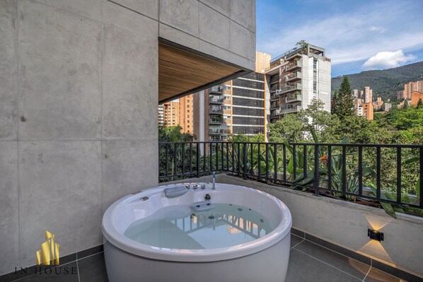 Outdoor spa tub
