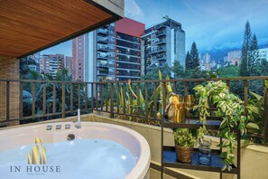 Outdoor spa tub