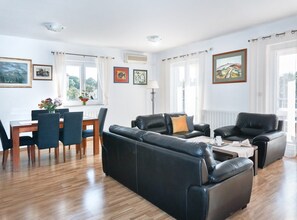 Villa (Villa SABINA - Breg Ivanovci - Three ) | Living room | 32-inch flat-screen TV with satellite channels - Villa Sabina - Breg Ivanovci (Labin)