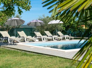 Vila (Villa SABINA - Breg Ivanovci - Three ) | Kolam renang outdoor