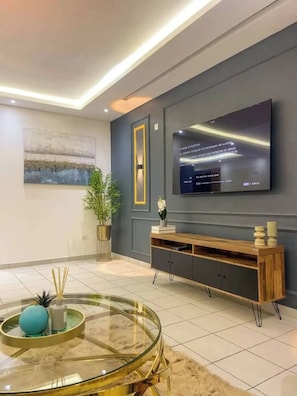 Interior - Roadside + Spacious+ Netflix (Douala)