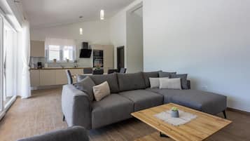 Villa (Three Bedroom Villa with Swiming Pool) | Woonkamer | Een 32-inch flatscreentelevisie met satellietzenders