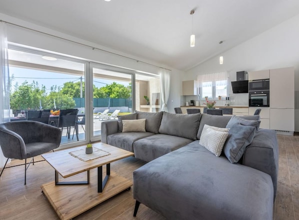 Villa (Three Bedroom Villa with Swiming Pool) | Salle de séjour | Téléviseur à écran plat de 32 po avec télévision par satellite
