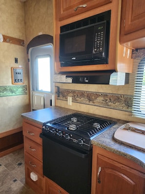 KĂŒhlschrank, Mikrowelle, Ofen, Herdplatte