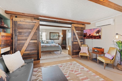 Vintage Joshua Tree Park Gem! Old Dale Ranch Retreat on private 5 acres.