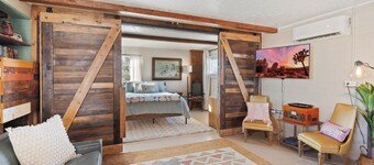 Vintage Joshua Tree Park Gem! Old Dale Ranch Retreat on private 5 acres.