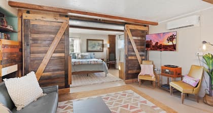 Vintage Joshua Tree Park Gem! Old Dale Ranch Retreat on private 5 acres.