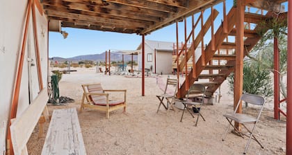 Vintage Joshua Tree Park Gem! Old Dale Ranch Retreat on private 5 acres.