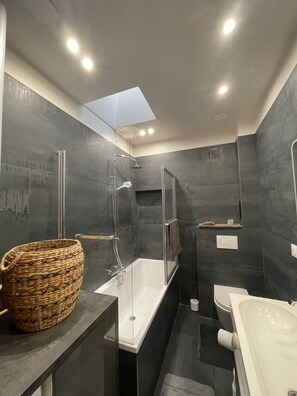 Hair dryer, towels, soap, shampoo - Charming apartment in the heart of Paris! The ideal apartment to experience the magic of Paris (Paris)