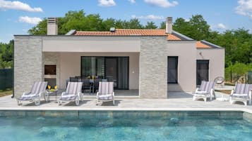 Villa (Villa SABINA - Santalezi - Three Bedr) | Alberca al aire libre | Alberca al aire libre por temporada y camastros