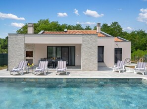 Villa (Villa SABINA - Santalezi - Three Bedr) | Piscina all'aperto | Piscina stagionale all'aperto, lettini