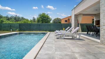 Villa (Villa SABINA - Santalezi - Three Bedr) | Buitenzwembad | Een seizoensgebonden buitenzwembad, ligstoelen bij het zwembad