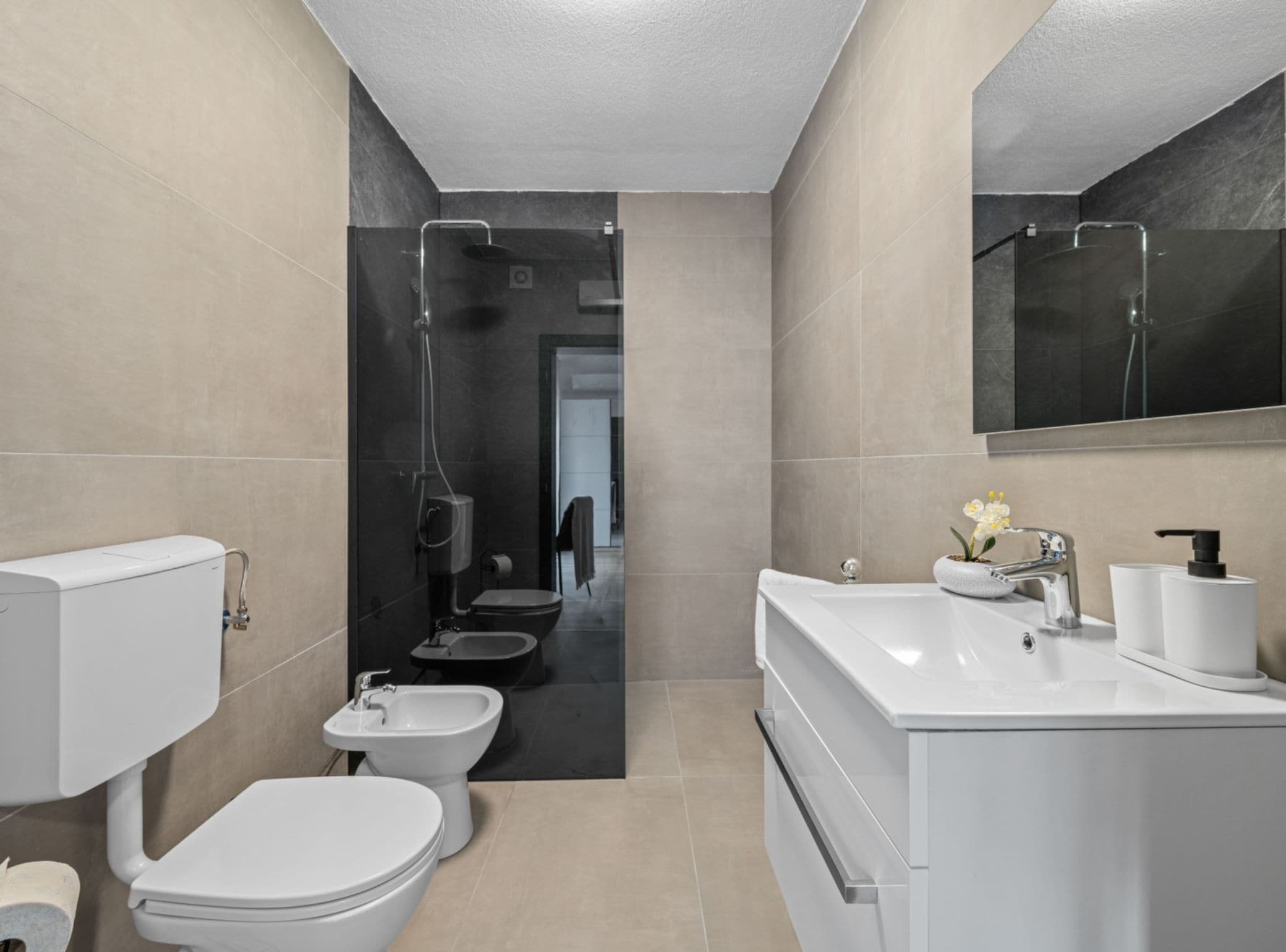 Villa (Villa SABINA - Santalezi - Three Bedr) | Badkamer | Een douche, handdoeken