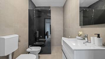 Villa (Villa SABINA - Santalezi - Three Bedr) | Badkamer | Een douche, handdoeken