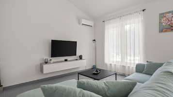 Villa (Villa SABINA - Santalezi - Three Bedr) | Sala de estar | Televisión de pantalla plana de 32 pulgadas con canales vía satélite