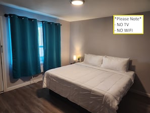 Standard Room, 1 King Bed, Partial Lake View, Ground Floor | WiFi, bed sheets