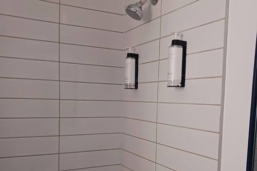 Standardværelse - 2 dobbeltsenge - balkon - delvis søudsigt | Badeværelse | Hårtørrer, håndklæder, Sæbe, Shampoo