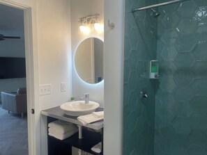 Håndklær, såpe og toalettpapir