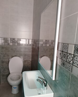 Quarto quádruplo conforto, vista para a cidade | Banheiro | Chuveiro/banheira combinados, toalhas de banho, sabonete, shampoo