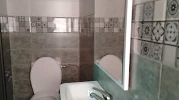Combined shower/tub, towels, soap, shampoo