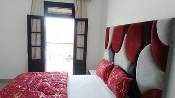 Chambre Confort double, vue sur la ville | Système d’insonorisation, fer et planche à repasser
