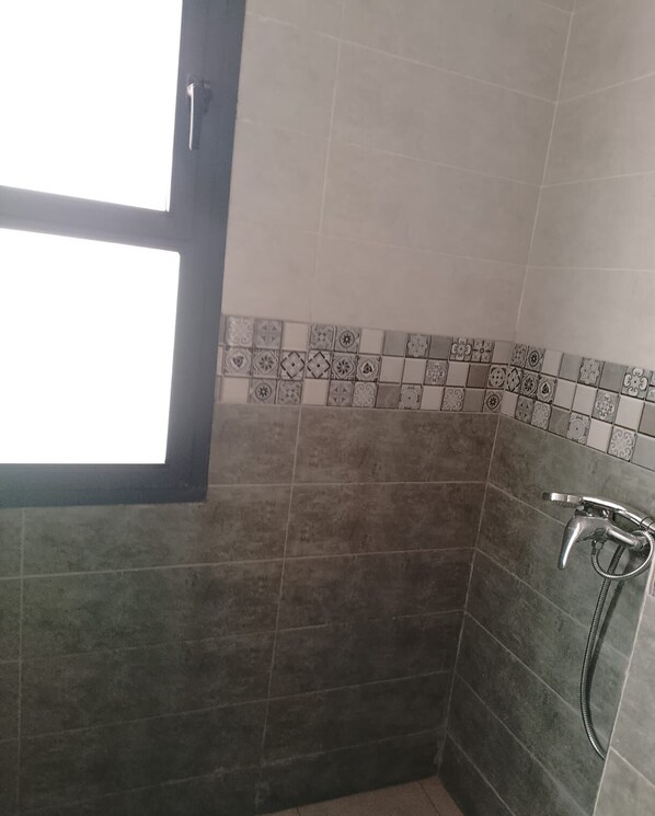 Comfort Quadruple Room, City View | Bathroom | Combined shower/tub, towels, soap, shampoo - medina-in Auberge (Marrakech)