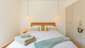 2 bedrooms, iron/ironing board, travel cot, WiFi