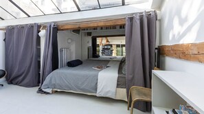 1 habitación, tabla de planchar con plancha, wifi y ropa de cama