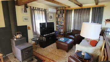 Smart-TV, Kamin, DVD-Player, Bücher