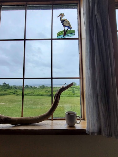 A peaceful retreat on the ocean with a spectacular view and access to the beach