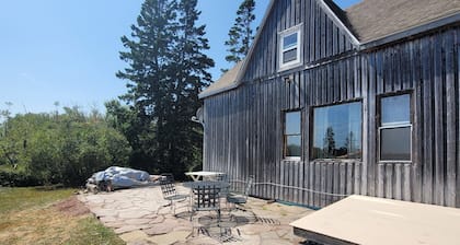 A peaceful retreat on the ocean with a spectacular view and access to the beach