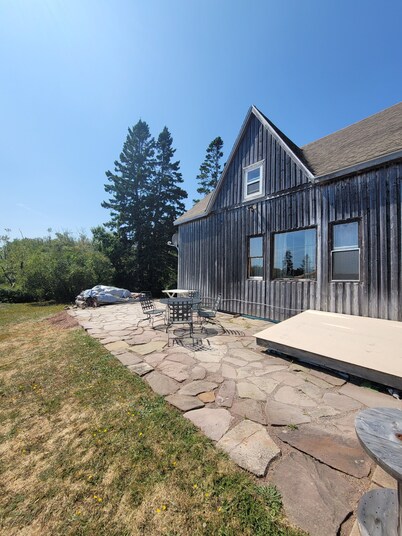 A peaceful retreat on the ocean with a spectacular view and access to the beach