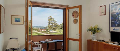 Appartement, balcon | Coin séjour | Télévision de 32 pouces avec chaînes numériques