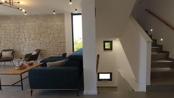 Villa (Four Bedroom Villa) | Sala de estar | Televisión de pantalla plana de 32 pulgadas con canales vía satélite