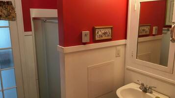 Toalhas de banho, sabonete, shampoo, papel higiênico