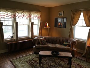 Smart TV, DVD player, books, video library - 3 Blocks from the Mississippi River in the Park-To-Park Historic District. (Fort Madison)