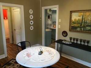 Dining - 3 Blocks from the Mississippi River in the Park-To-Park Historic District. (Fort Madison)